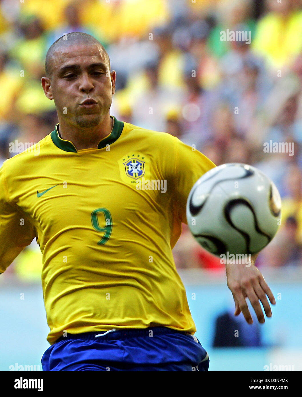 Brazilian Ronaldo eyes the ball during the group F match of the 2006 FIFA World Cup between Brazil and Australia in Munich, Germany, Sunday, 18 June 2006. Photo: MATTHIAS SCHRADER +++ Mobile Services OUT +++ Please refer to FIFA's Terms and Conditions Stock Photo