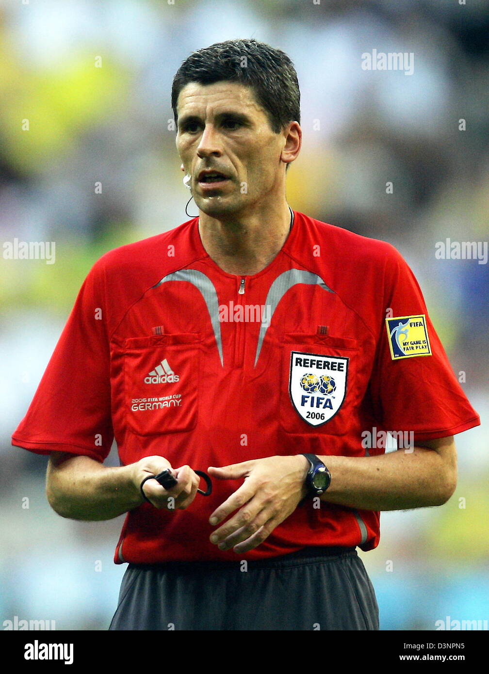 German referee Markus Merk shwon during the group F match of the 2006 FIFA World Cup between Brazil and Australia in Munich, Germany, Sunday, 18 June 2006. Photo: MATTHIAS SCHRADER +++ Mobile Services OUT +++ Please refer to FIFA's Terms and Conditions Stock Photo
