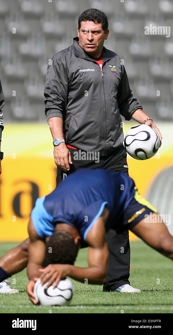 Ecuadorian soccer coach Luis Fernando Suarez monitors his players during the team's training session at the olympic stadium in Berlin, Germany, Monday, 19 June 2006. Photo: Michael Hanschke lbn+++ Mobile Services OUT +++ Please refer to FIFA's Terms and Conditions. Stock Photo