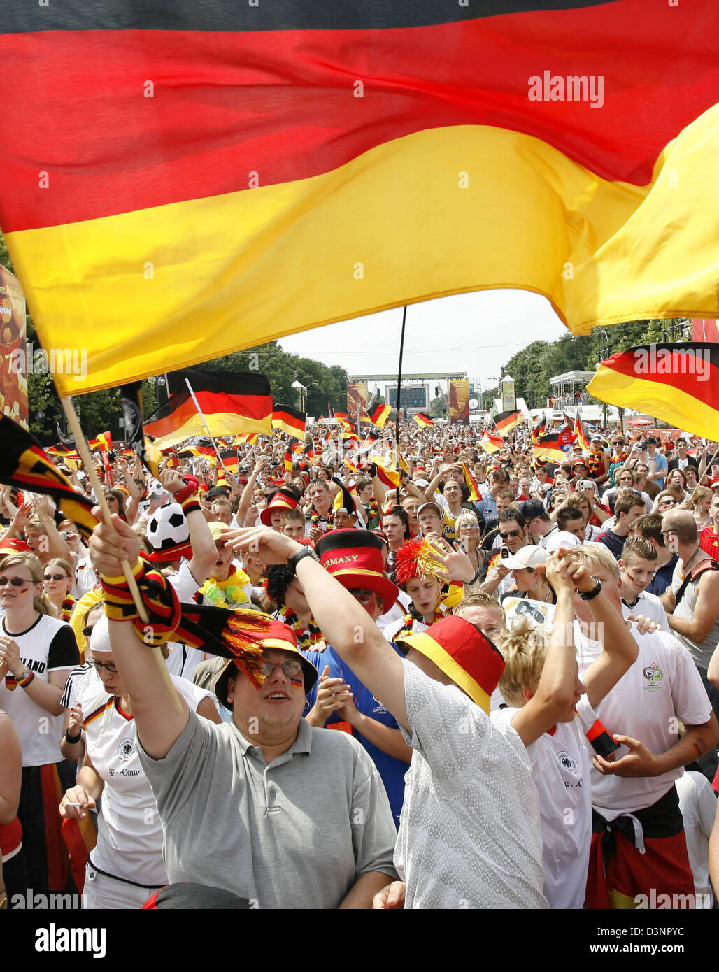 Supporters of the German national soccer team celebrate in the fan zone prior to the 2006 FIFA World Cup group A match of Ecuador vs Germany in Berlin, Germany, Tuesday 20 June 2006. DPA/MARCEL METTELSIEFEN  +++(c) dpa - Bildfunk+++ Stock Photo