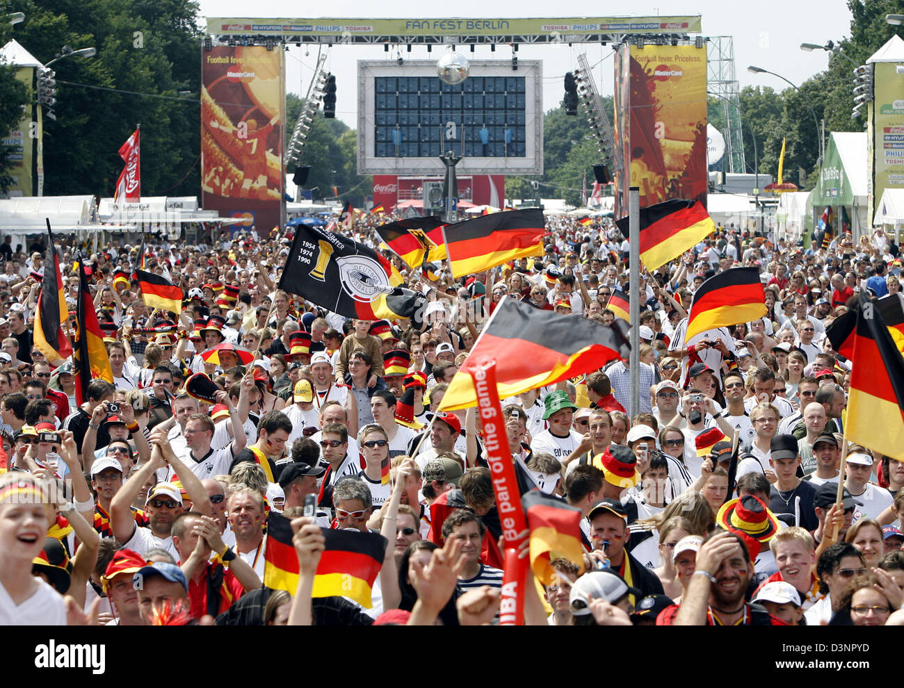 Supporters of the German national soccer team celebrate in the fan zone prior to the 2006 FIFA World Cup group A match of Ecuador vs Germany in Berlin, Germany, Tuesday 20 June 2006. DPA/MARCEL METTELSIEFEN  +++(c) dpa - Bildfunk+++ Stock Photo