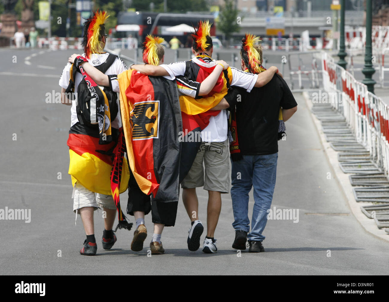 Supporters of the German national soccer team on their way to the fan zone in downtown Berlin, Germany, Tuesday, 20 June 2006, prior to the group A match of 2006 FIFA World Cup match Ecuador vs Germany.   Photo: MARCEL METTELSIEFEN Stock Photo