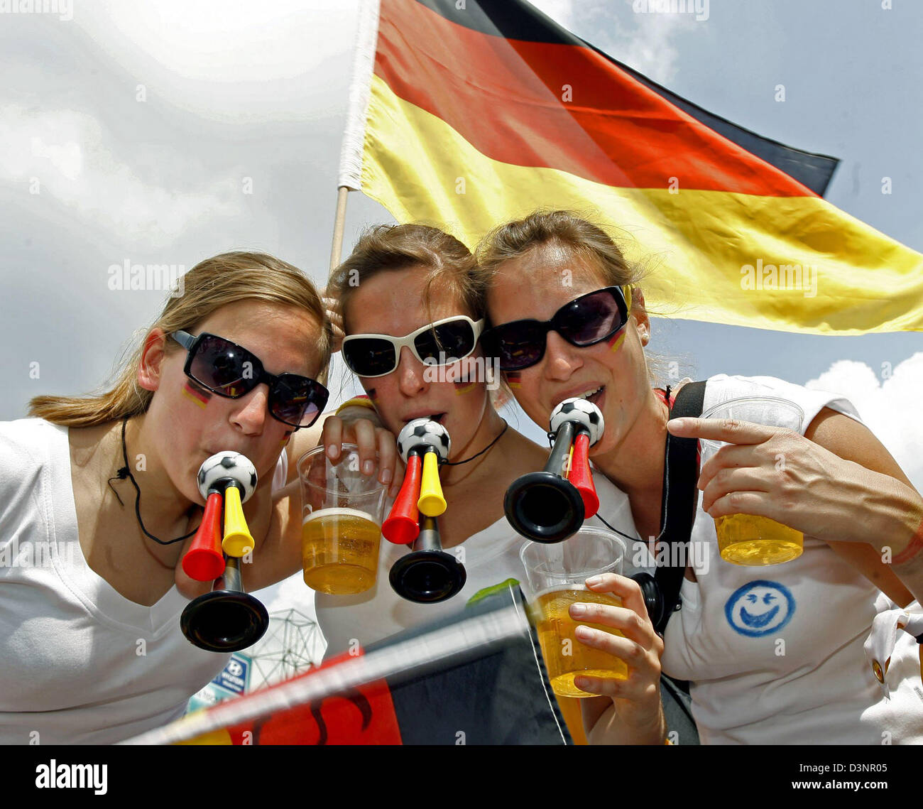 Supporters of the German national soccer team celebrate at the fan zone in downtown Berlin, Germany, Tuesday, 20 June 2006. This took place prior to the group A match of the 2006 FIFA World Cup between Ecuador and Germany in Berlin. Photo: Marcel Mettelsiefen Stock Photo