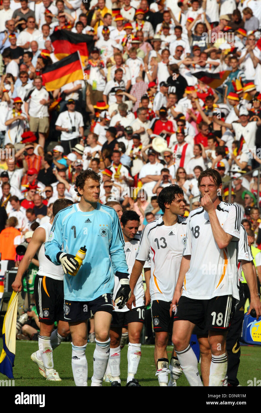 German team members (L-R) goalkeeper Jens Lehmann, Michael Ballack and Tim Borowski, celebrate the 3-0 against Ecuador after the group A preliminary match of the 2006 FIFA World Cup between Ecuador and Germany at the Olympic Stadium in Berlin, Germany, Tuesday, 20 June 2006. Photo: MICHAEL HANSCHKE +++ Mobile Services OUT +++ Please refer to FIFA's Terms and Conditions. Stock Photo