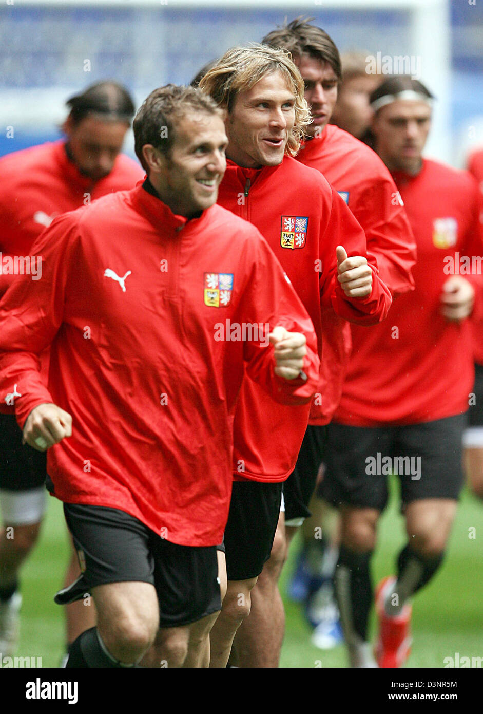 Czech player Pavel Nedved (C) during a training session of the Czech Republic soccer team in Hamburg, Germany, Wednesday 21 June 2006. The Czech Republic will face Italy in their third FIFA World Cup group match in Hamburg on Thursday 22 June. DPA/MAURIZIO GAMBARINI Stock Photo