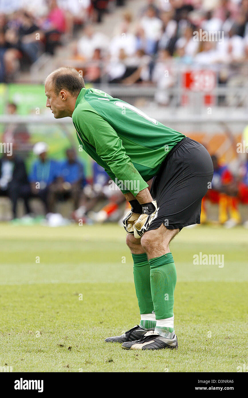 Goalkeeper Kasey Keller of USA during the group E preliminary round match of the 2006 FIFA World Cup between Ghana and USA in Nuremberg, Germany, Thursday 22 June 2006. DPA/DANIEL KARMANN +++ Mobile Services OUT +++ Please also refer to FIFA's Terms and Conditions. Stock Photo