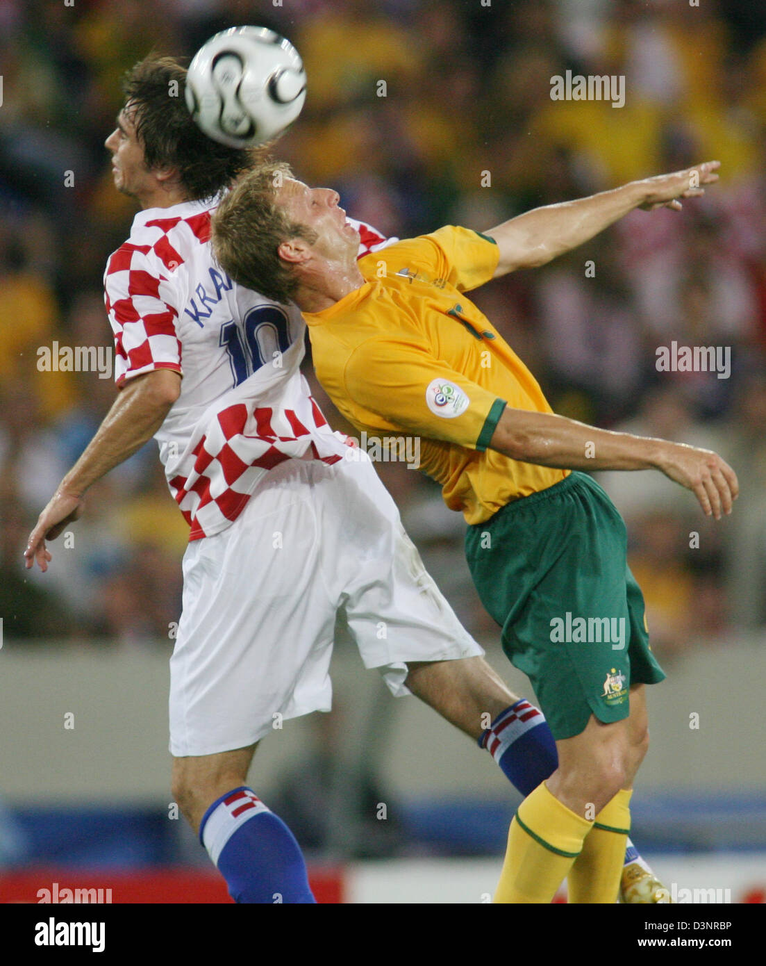 Niko Kranjcar (L) of Croatia and Vince Grella from Australia head the ball during the group F match of the 2006 FIFA World Cup between Croatia and Australia in Stuttgart, Germany, Thursday 22 June 2006. DPA/Patrick Seeger +++ Mobile Services OUT +++ Please also refer to FIFA's Terms and Conditions. Stock Photo