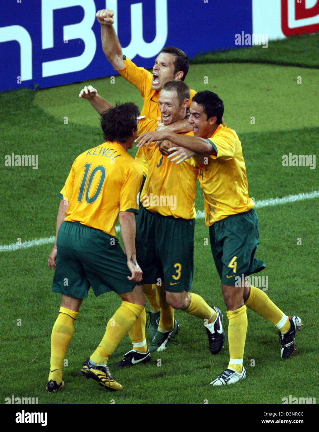 Harry Kewell (L-R), Craig Moore, Mark Viduka and Tim Cahill of Australia celebrate Moore's  1-1 draw against Croatia during the group F match of 2006 FIFA World Cup between Croatia and Australia in Stuttgart, Germany, Thursday 22 June 2006. DPA/ULI DECK+++ Mobile Services OUT +++ Please refer to FIFA's terms and conditions Stock Photo