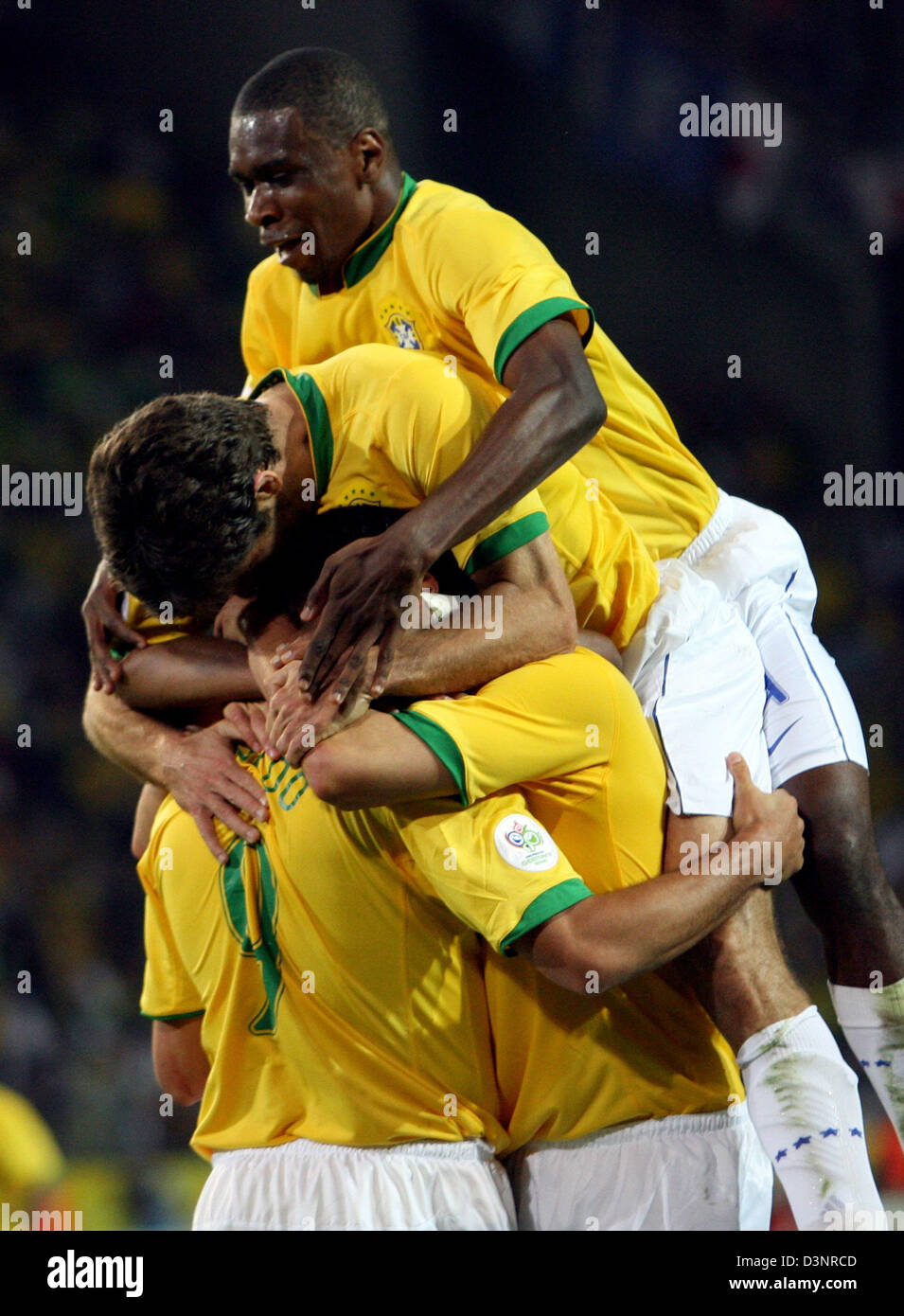 Ronaldo (L) from Brazil celebrates with is teammates Kaka, Juninho Pernambucano and Juan (L-R) after scoring the 1-1 draw during the group F match of 2006 FIFA World Cup between Japan and Brazil in Dortmund, Germany, Thursday, 22 June, 2006. DPA/ACHIM SCHEIDEMANN +++ Mobile Services OUT +++ Please refer to FIFA's Terms and Conditions. Stock Photo