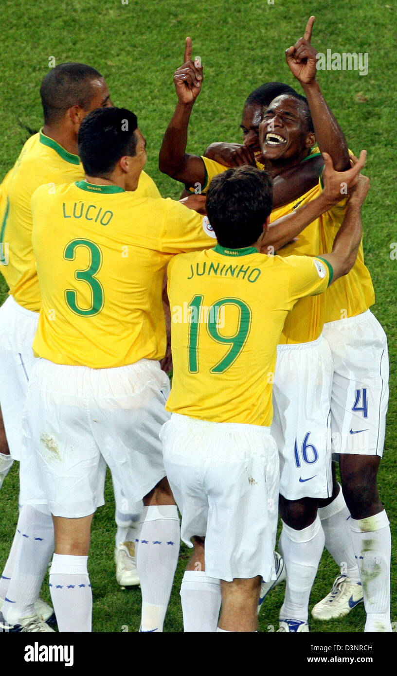 Gilberto (R) from Brazil celebrates wiht his teammates Lucio (L) and Pernambucano Juninho after scoring the 3-1 lead during the group F match of 2006 FIFA World Cup between Japan and Brazil in Dortmund, Germany, Thursday 22 June 2006. DPA/ROLF VENNENBERND +++ Mobile Services OUT +++ Please refer to FIFA's Terms and Conditions. Stock Photo