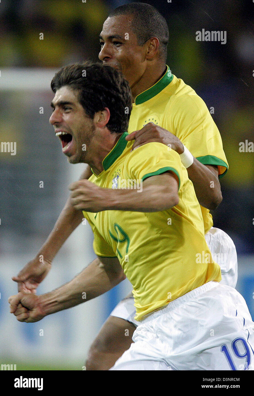Juninho Pernambucano (L) from Brazil is celebrated by teammate Gilberto Silva after scoring the 2-1 lead against Japan during the group F match of 2006 FIFA World Cup between Japan and Brazil in Dortmund, Germany, Thursday 22 June 2006. DPA/BERND THISSEN +++ Mobile Services OUT +++ Please refer to FIFA's Terms and Conditions. Stock Photo