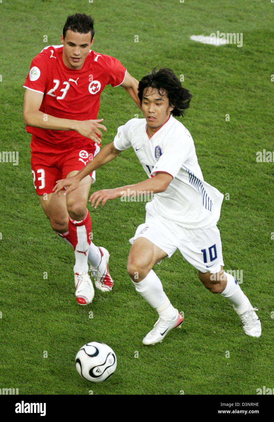 Swiss player Philipp Degen (L) vies with Chu Young Park (R) from Korea Republic during the group G preliminary round match of 2006 FIFA World Cup between Switzerland and Republic Korea in Hanover, Germany, Friday, 23 June 2006. DPA/RAINER JENSEN +++ Mobile Services OUT +++ Please also refer to FIFA's Terms and Conditions. Stock Photo