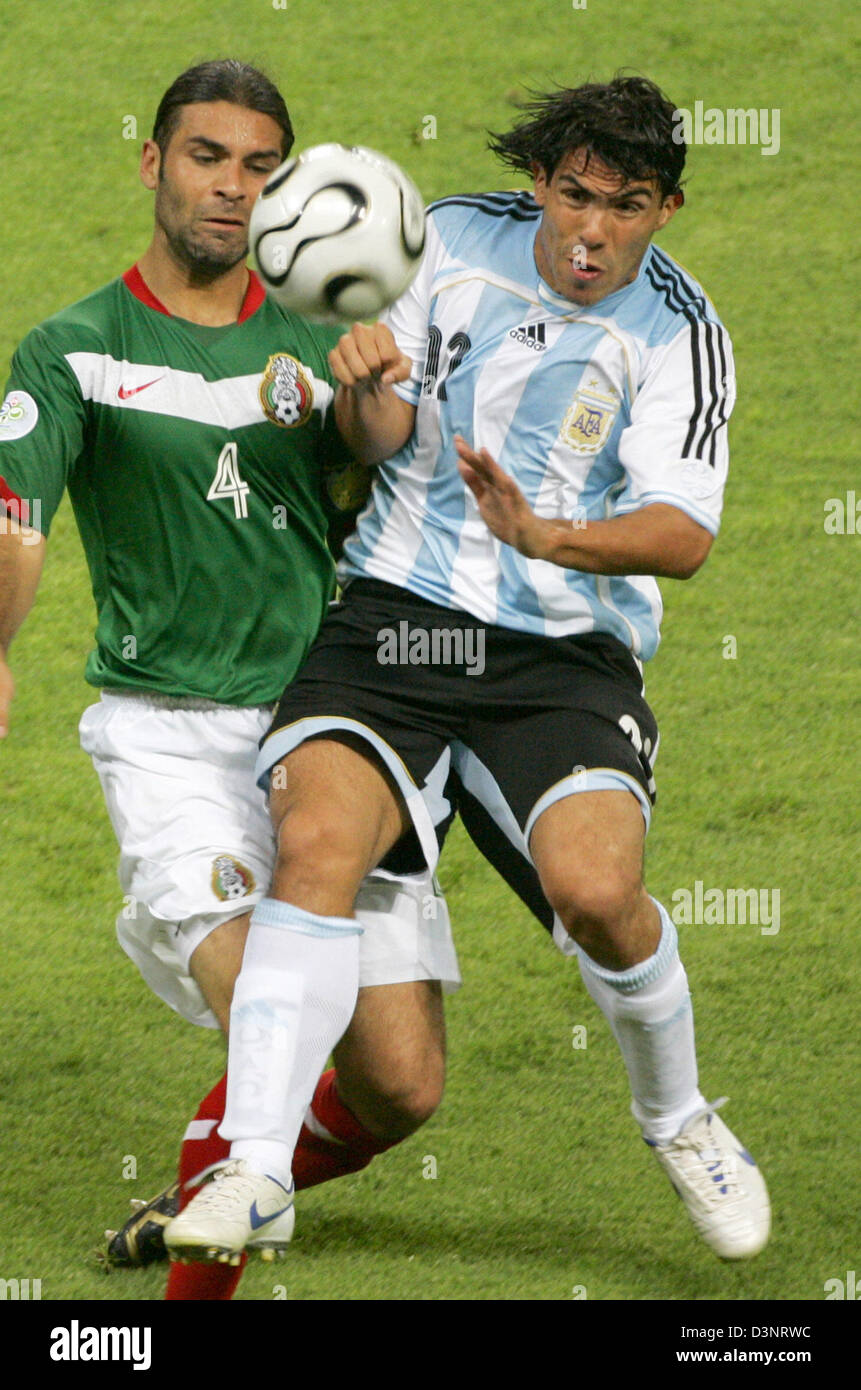 Carlos Tevez of Argentina (R) vies with Rafael Marquez of Mexico during the 2nd round match of 2006 FIFA World Cup between Argentina and Mexico at the FIFA World Cup stadium in Leipzig, Germany, Saturday, 24 June 2006. DPA/JAN WOITAS +++ Mobile Services OUT +++ Please refer to FIFA's Terms and Conditions. Stock Photo