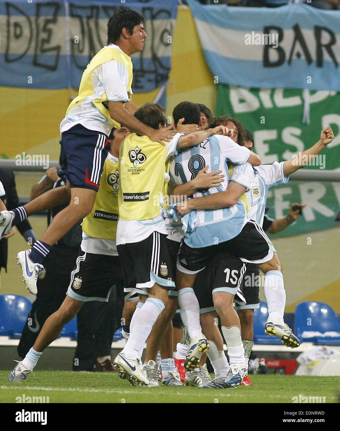 Maxi Rodriguez (R) celebrates the 2-1 against Mexico with his teammates during the 2nd round match of 2006 FIFA World Cup between Argentina and Mexico at the FIFA World Cup stadium in Leipzig, Germany, Saturday, 24 June 2006. EPA/OLIVER WEIKEN ++ Mobile Services OUT +++ Please refer to FIFA's Terms and Conditions. Stock Photo