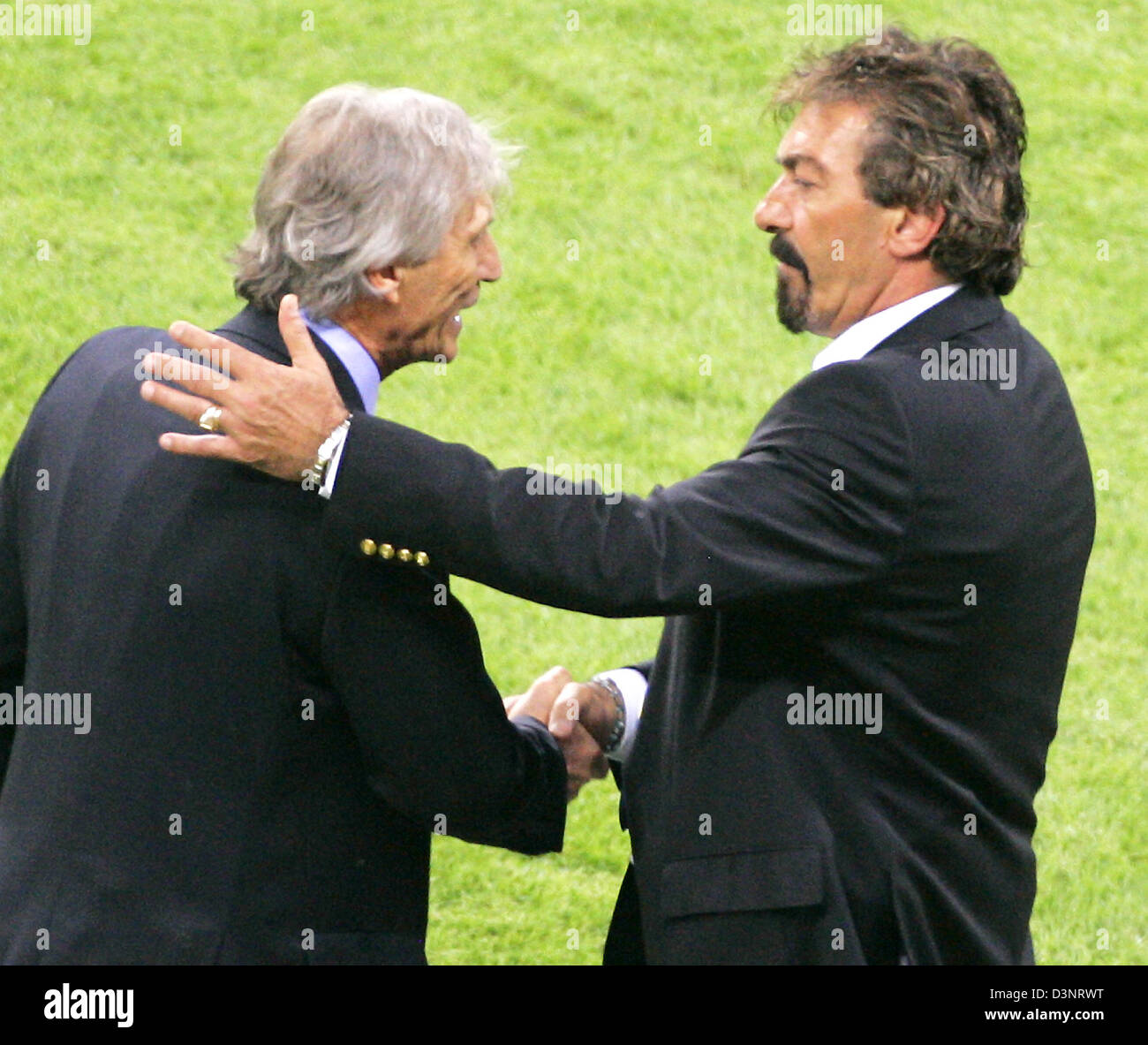 Mexican head coach Ricardo la Volpe (R) congratulates Argentinian head coach Jose Pekerman after the 2nd round match of 2006 FIFA World Cup between Argentina and Mexico at the FIFA World Cup stadium in Leipzig, Germany, Saturday, 24 June 2006. Argentina won 2-1 in extra time. DPA/JAN WOITAS +++ Mobile Services OUT +++ Please refer to FIFA's Terms and Conditions. Stock Photo