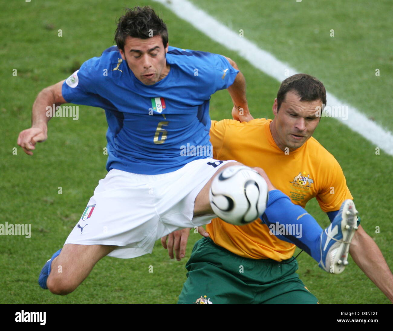 Andrea Barzagli (L) of Italy vies with Mark Viduka of Australia during the 2nd round match of the 2006 FIFA World Cup between Italy and Australia in Kaiserslautern, Germany, Monday, 26 June 2006. Photo: ULI DECK +++ Mobile Services OUT +++ Please refer to FIFA's terms and conditions Stock Photo