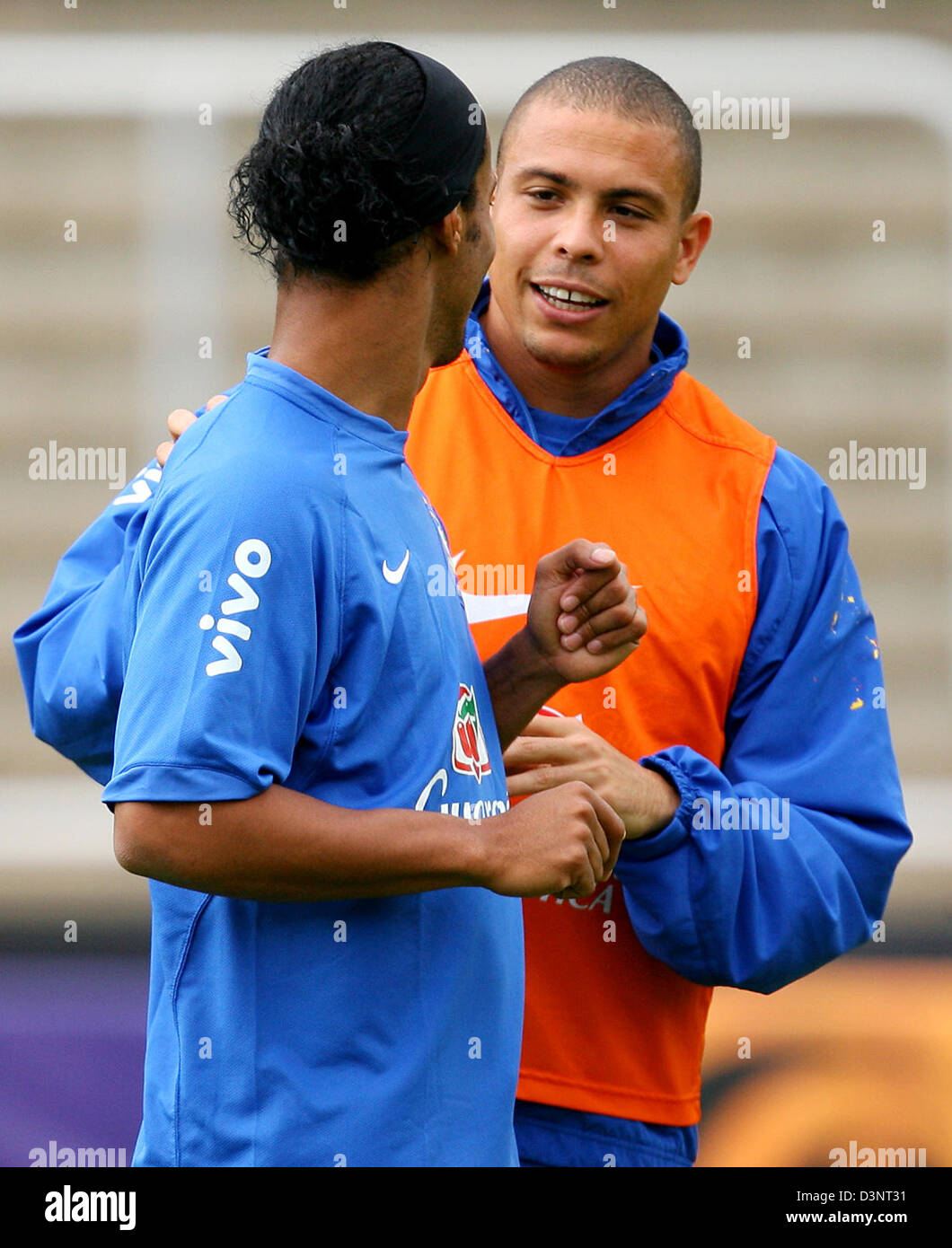 Brazil's  Ronaldo (R) talks to Ronaldinho during a training session in Bergisch Gladbach, Germany, Monday, 26 June 2006. Brazil will face Ghana in the second round match of FIFA World Cup on Tuesday in Dortmund. Photo: FELIX HEYDER Stock Photo