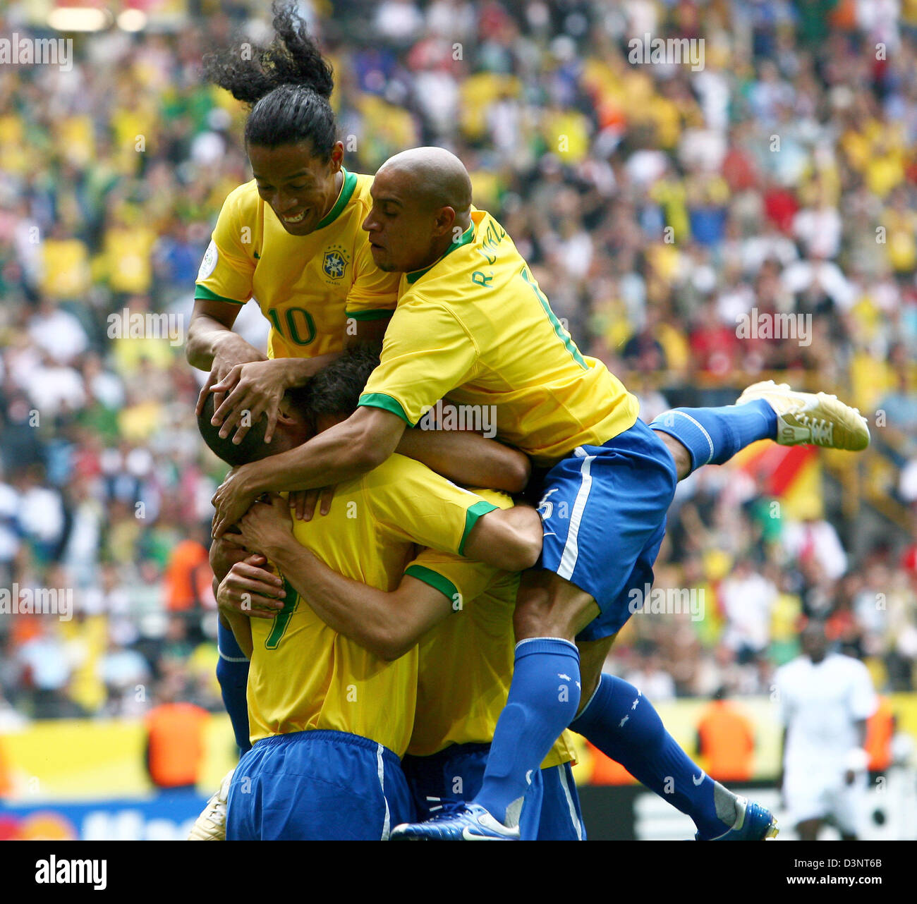 Ronaldo (L) from Brazil celebrates with his teammates Ronaldinho (top), and Roberto Carlos (R) after scoring the 1-0 lead during the 2nd round match of 2006 FIFA World Cup between Brazil and Ghana in Dortmund, Germany, Tuesday, 27 June 2006. Photo: ACHIM SCHEIDEMANN +++ Mobile Services OUT +++ Please refer to FIFA's terms and conditions Stock Photo