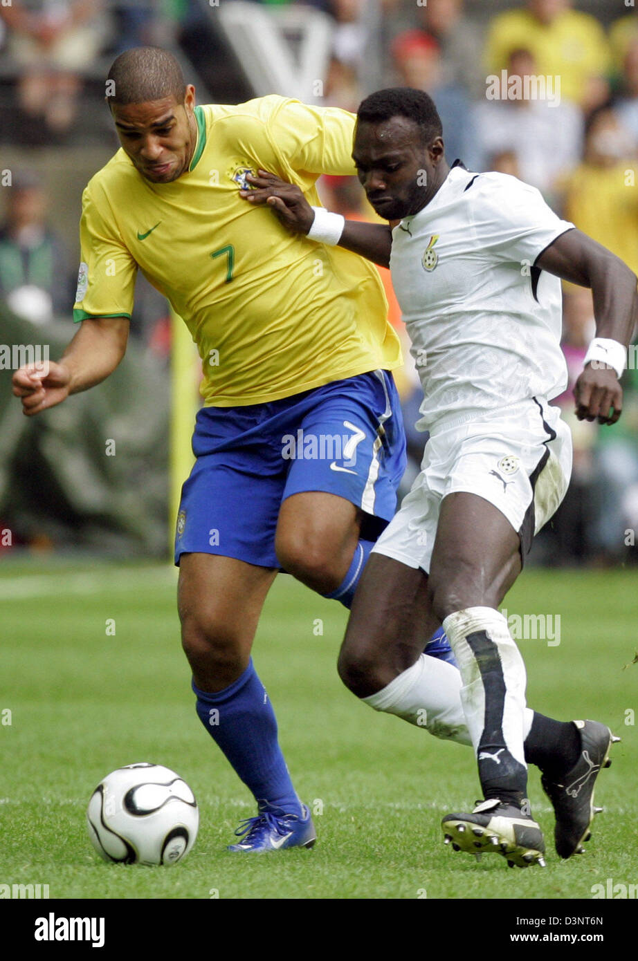 Adriano (L) from Brazil vies with John Mensah (R) from Ghana during the 2nd round match of the 2006 FIFA World Cup between Brazil and Ghana in Dortmund, Germany, Tuesday, 27 June 2006. Photo: BERND THISSEN +++ Mobile Services OUT +++ Please refer to FIFA's terms and conditions Stock Photo