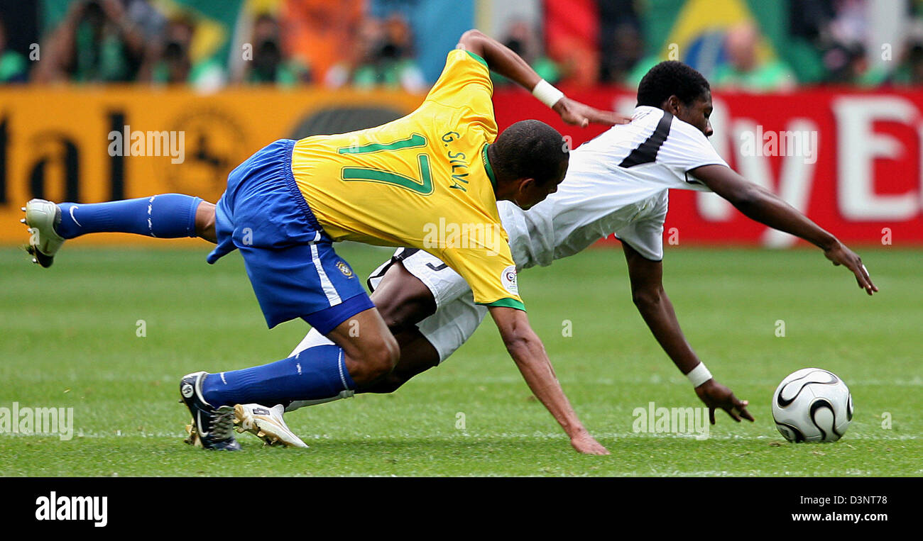 Gilberto Silva (L) from Brazil and Asamoah Gyan (R) from Ghana fight for the ball during the 2nd round match of 2006 FIFA World Cup between Brazil and Ghana in Dortmund on Tuesday 27 June, 2006. Photo: ACHIM SCHEIDEMANN +++ Mobile Services OUT +++ Please refer to FIFA's terms and conditions Stock Photo