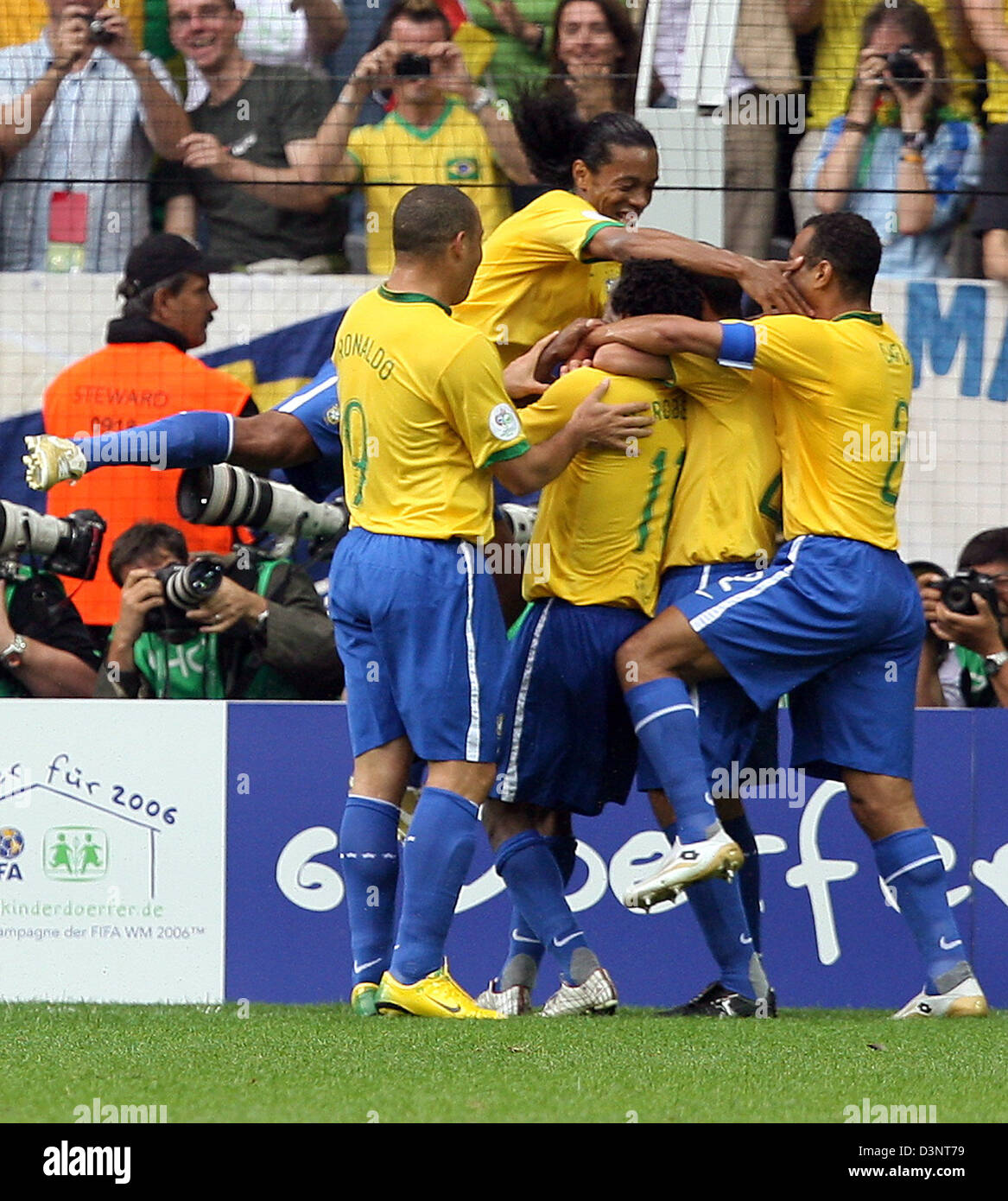 Ze Roberto (hidden 11) from Brazil celebrates after scoring the 3-0 lead with his teammates Ronaldo (L), Ronaldinho (top) and Cafu (R) during the 2nd round match of the 2006 FIFA World Cup between Brazil and Ghana in Dortmund, Germany, Tuesday, 27 June 2006. Photo: ACHIM SCHEIDEMANN +++ Mobile Services OUT +++ Please refer to FIFA's terms and conditions. Stock Photo