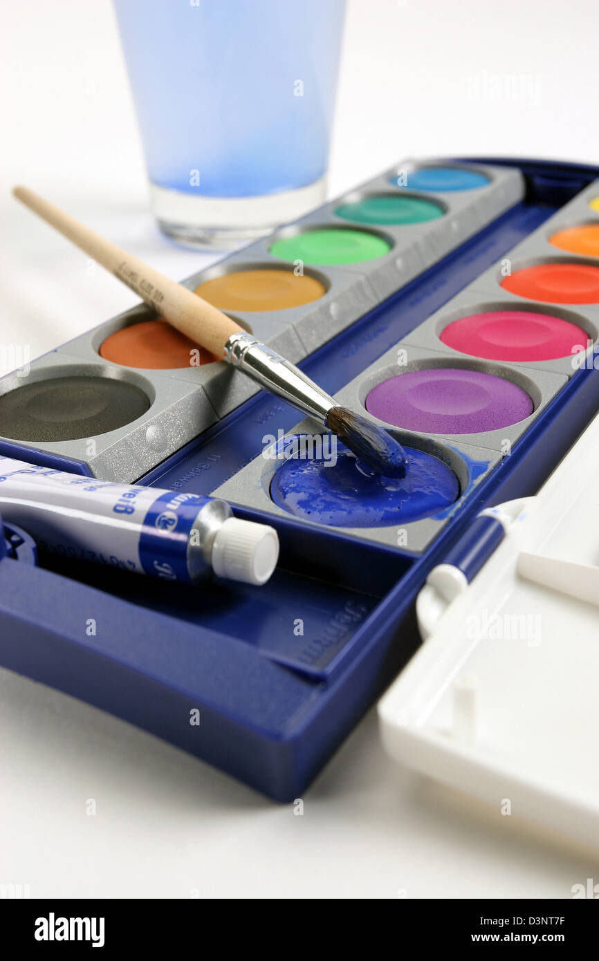 The photo shows a paint box and a paintbrush in Frankfurt Main