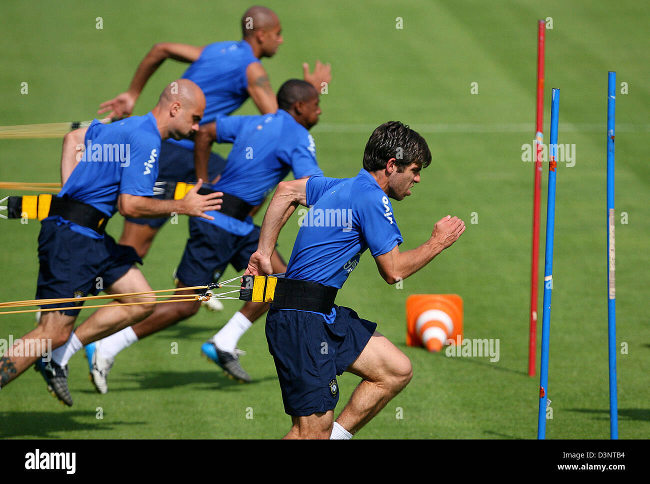 Brazils Juninho Pernambucano (R) and teammates attend a training session in Bergisch Gladbach, Germany, Wednesday 28 June 2006. Brazil will face France in the Quarterfinal of the FIFA World Cup 2006 on Saturday 01 June 2006. Photo: FELIX HEYDER Stock Photo