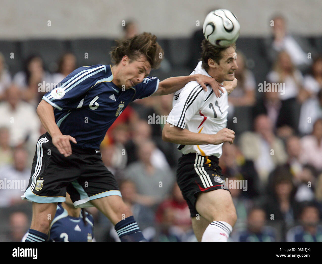 Miroslav Klose (R) of Germany vies with Gabriel Heinze of Argentina during the quarter final of the 2006 FIFA World Cup between Germany and Argentina at the Olympic Stadium in Berlin, Germany, Friday, 30 June 2006. Photo: OLIVER BERG +++ Mobile Services OUT +++ Please refer to FIFA's Terms and Conditions. Stock Photo