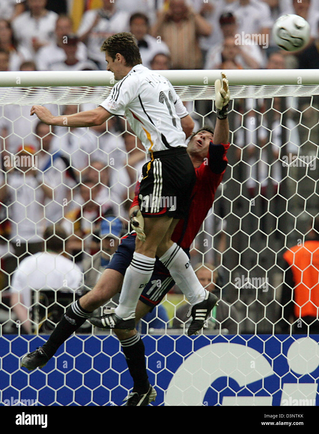 Miroslav Klose (L) of Germany vies with the keeper of Argentina Roberto Abbondanzieri during the quarter final of the 2006 FIFA World Cup between Germany and Argentina at the Olympic Stadium in Berlin, Germany, Friday, 30 June 2006. Photo: OLIVER BERG +++ Mobile Services OUT +++ Please refer to FIFA's Terms and Conditions. Stock Photo