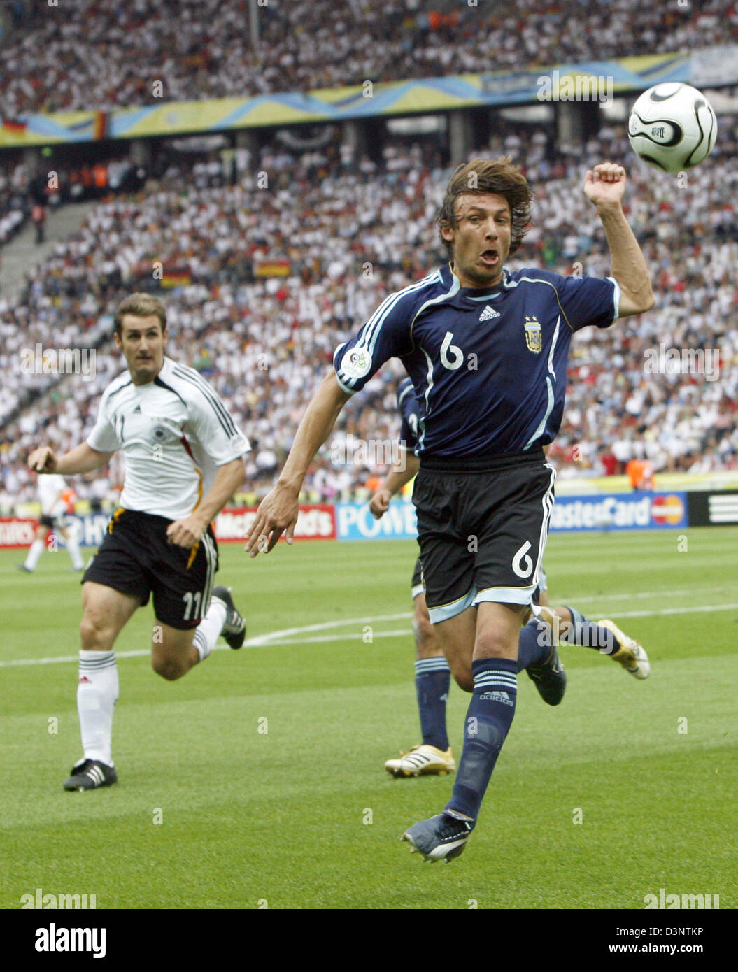 Miroslav Klose (L) of Germany vies with Gabriel Heinze of Argentina during the quarter final of the 2006 FIFA World Cup between Germany and Argentina at the Olympic Stadium in Berlin, Germany, Friday, 30 June 2006. Photo: WOLFGANG KUMM +++ Mobile Services OUT +++ Please refer to FIFA's Terms and Conditions. Stock Photo