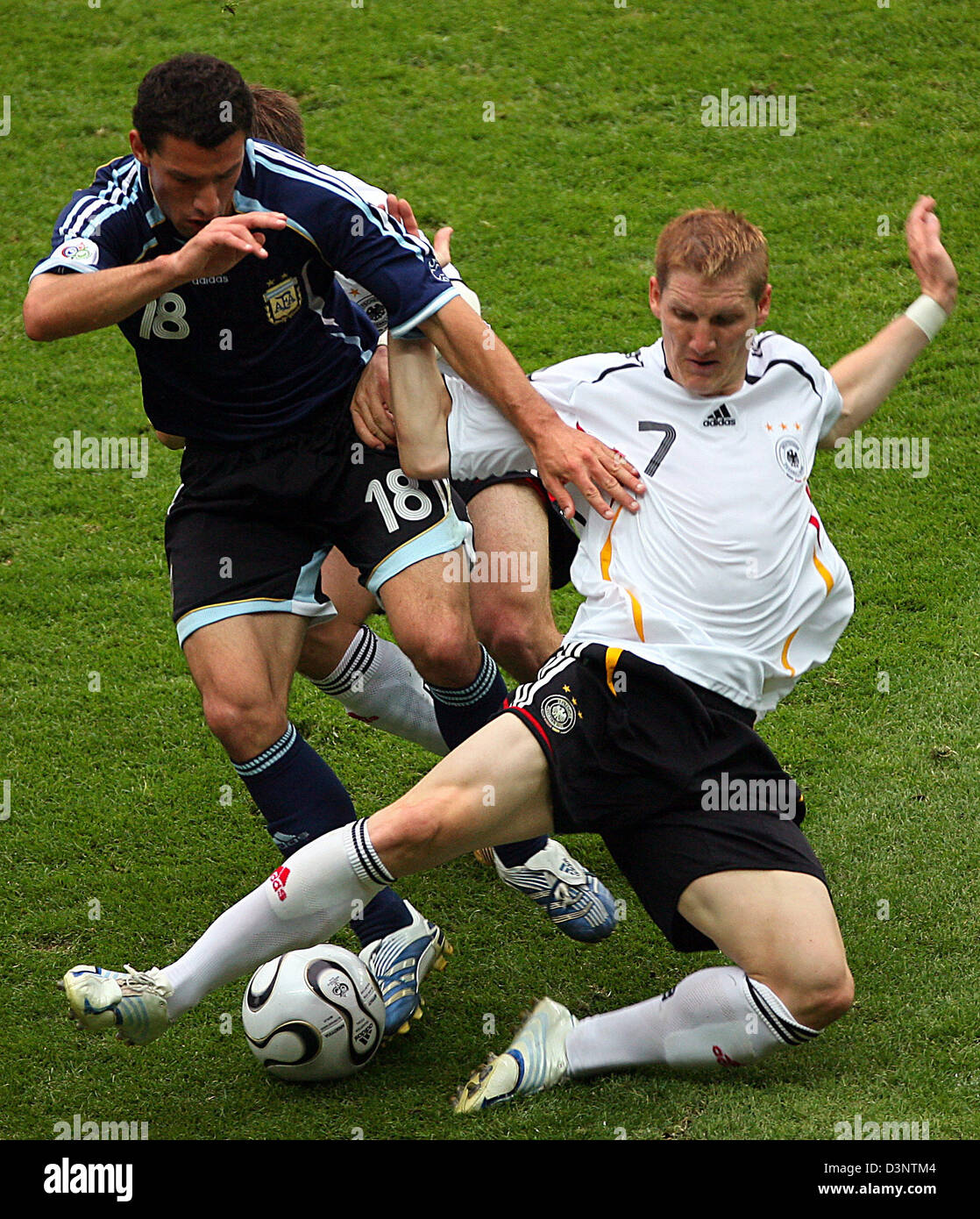 German Bastian Schweinsteiger (R) struggles for the ball with Argentinian Maxi Rodriguez (L) during the quarter final of the 2006 FIFA World Cup between Germany and Argentina at the Olympic Stadium in Berlin, Germany, Friday, 30 June 2006. Photo: PETER KNEFFEL +++ Mobile Services OUT +++ Please refer to FIFA's Terms and Conditions. Stock Photo