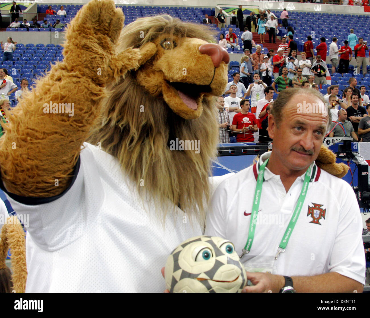 Portuguese national coach Brazilian Luiz Felipe Scolari (R) stands close to FIFA World Cup mascot 'Goleo' prior to the 2006 FIFA World Cup Quarter-finals match England vs Portugal in Gelsenkirchen, Germany, Saturday 01 July 2006. DPA/BERND THISSEN +++ Mobile Services OUT +++ Please refer to FIFA's terms and conditions +++(c) dpa - Bildfunk+++ Stock Photo