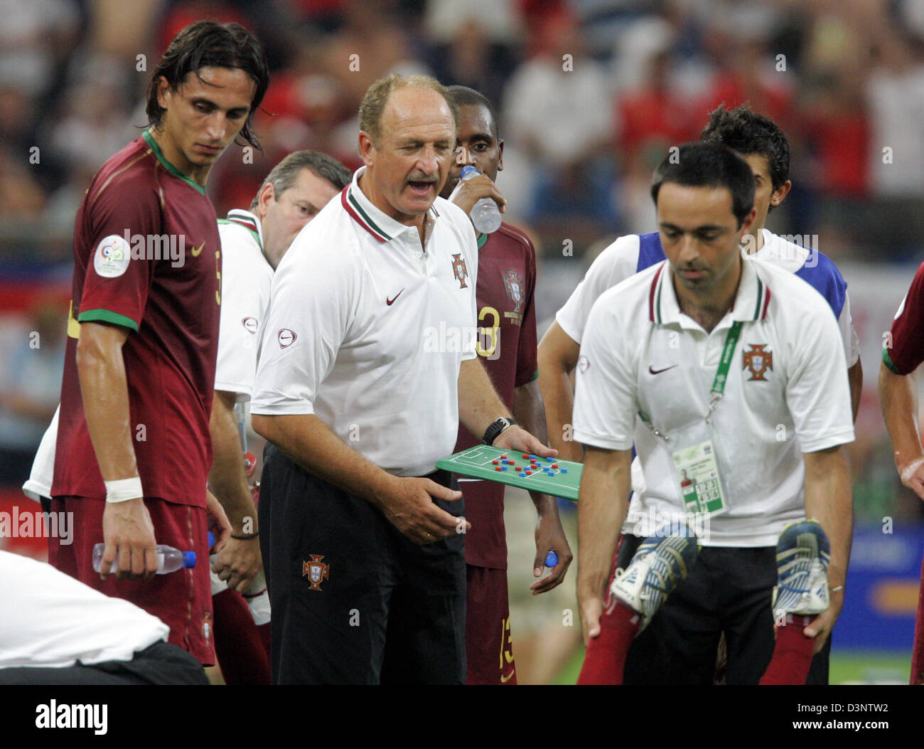 Portugal national coach Brazilian Luiz Felipe Scolari (2nd L) from Portugal explains his tactic to the players during the break before extra time during the 2006 FIFA World Cup Quarter-finals match England vs Portugal in Gelsenkirchen, Germany, Saturday 01 July 2006. DPA/BERND THISSEN +++ Mobile Services OUT +++ Please refer to FIFA's terms and conditions +++(c) dpa - Bildfunk+++ Stock Photo
