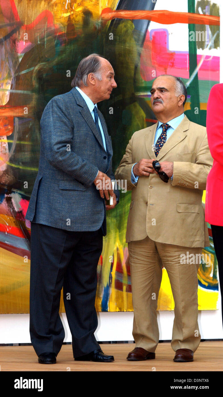Karim Aga Khan (L) and Hassan ibn Talal Prince of Jordania chat in the Musee d'Art Moderne Grand-Duc-Jean (Mudam) in Luxembourg, Luxembourg, Saturday, 1 July 2006. Kings, Princes and Dukes of all over Europe came to the vernissage. Photo: Harald Tittel Stock Photo