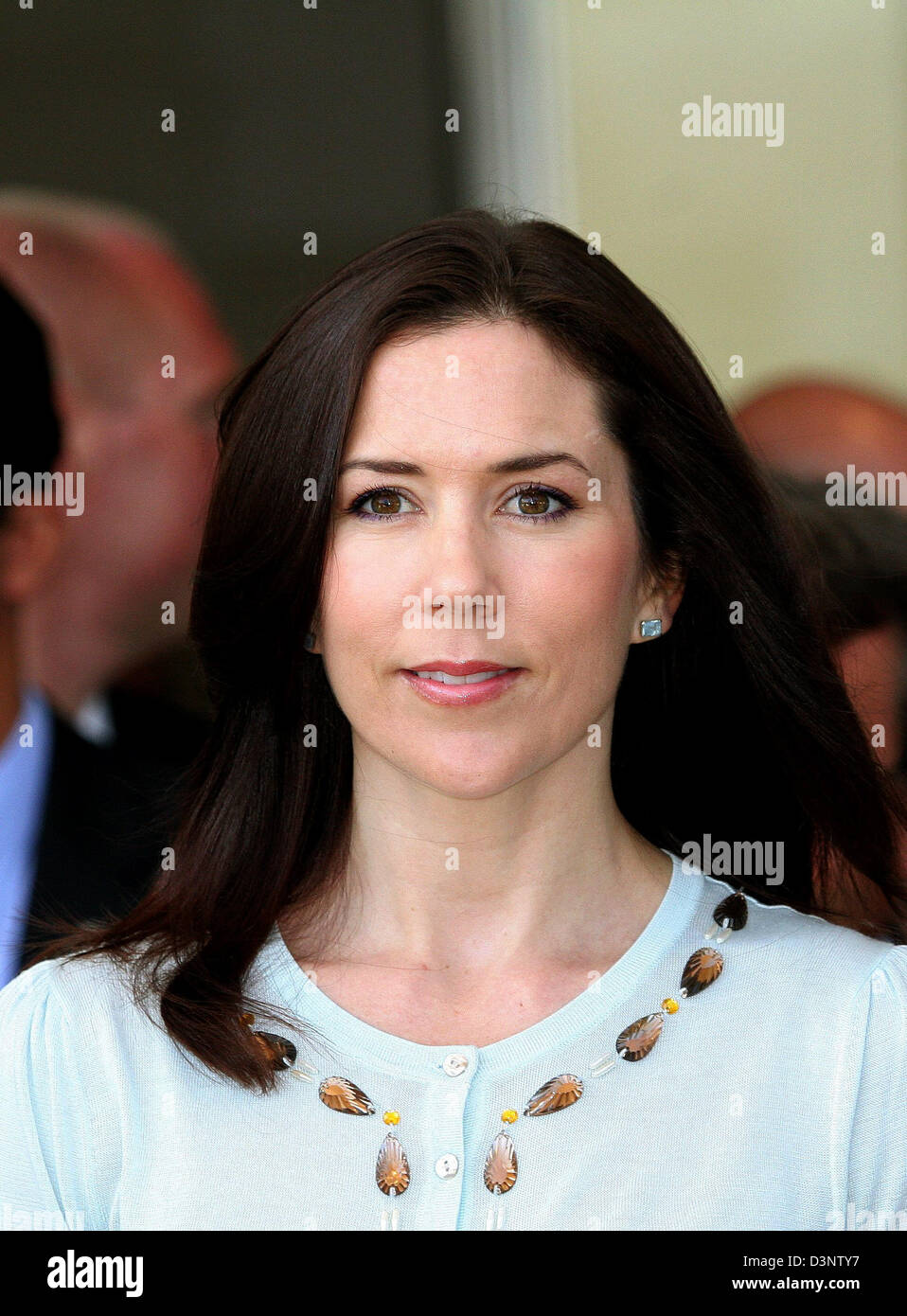 crown-princess-mary-of-denmark-arrives-to-the-musee-dart-moderne-grand-D3NTY7.jpg