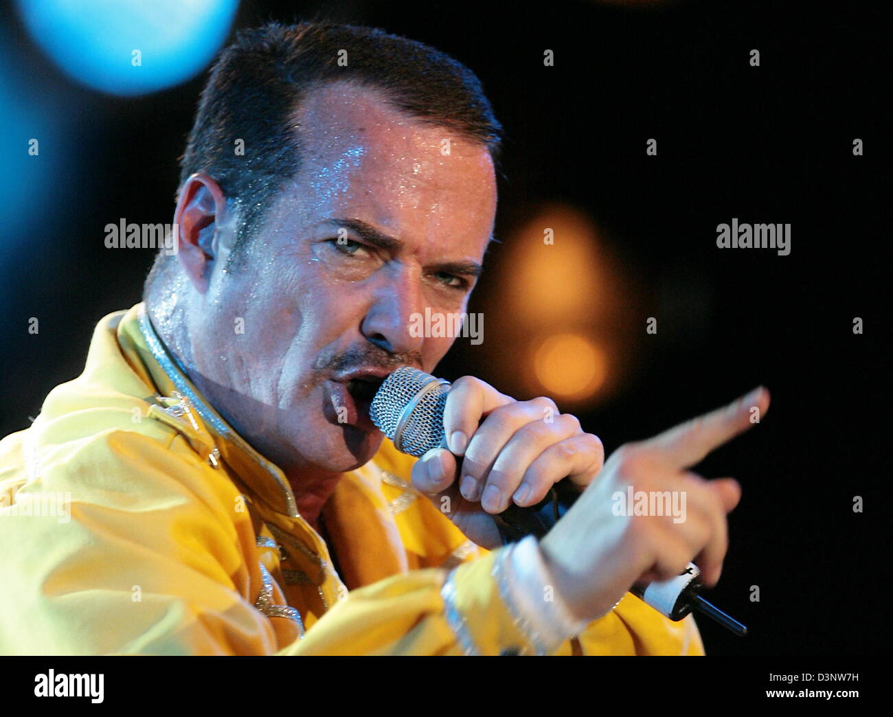 Freddy-Mercury-imitator Craig Pesco sings during the Queen show 'It's A Kinda Magic!' in Hamburg, Germany, Tuesday, 4 July 2006. The show premieres on 11 July. Based on the recordbeating Queen World Tour of 1986 Fresco and the musicians will stage the famous Queen hits such as 'The Show Must Go On', 'We Are The Champions' or 'We Will Rock You' until 13 August. Photo: Sebastian Widm Stock Photo