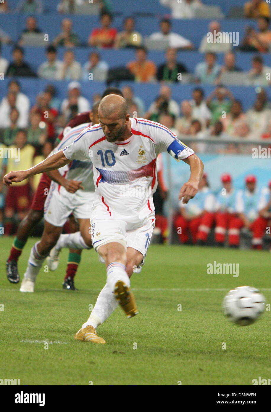 French Zinedine Zidane shoots a penalty to score the 0-1 during the semi final match of the 2006 FIFA World Cup Portugal vs. France in Munich, Germany, Wednesday 05 July 2006. DPA/BERND WEISSBROD +++ Mobile Services OUT +++ Please refer to FIFA's terms and conditions Stock Photo