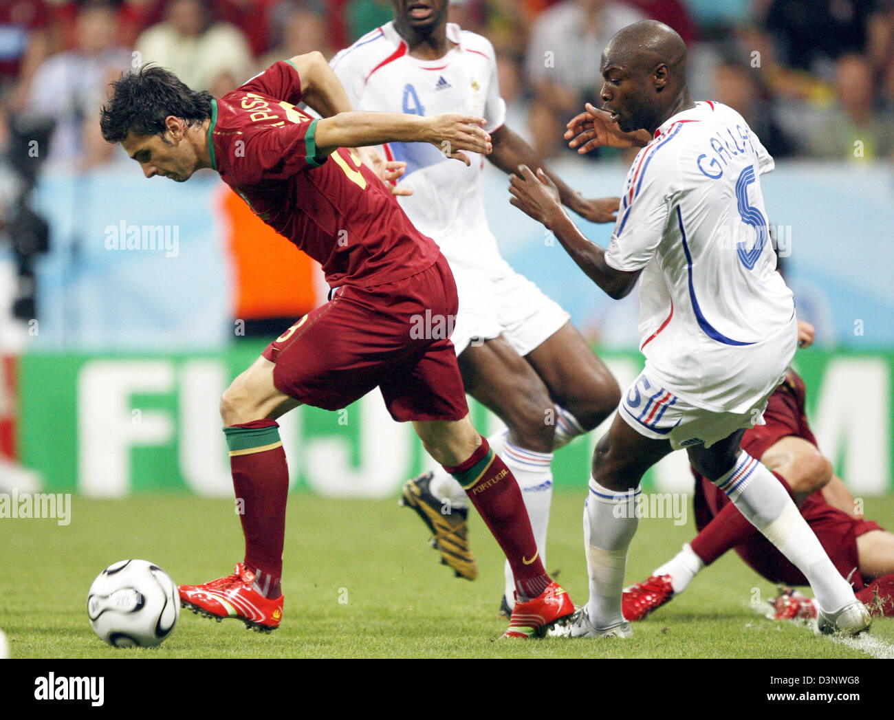 Helder Postiga of Portugal (L) fights with french William Gallas (R) during the semi final match of the 2006 FIFA World Cup between Portugal and France in Munich, Germany, Wednesday 05 July 2006. Photo: RONALD WITTEK. Mobile Services OUT +++ Please refer to FIFA's terms and conditions Stock Photo