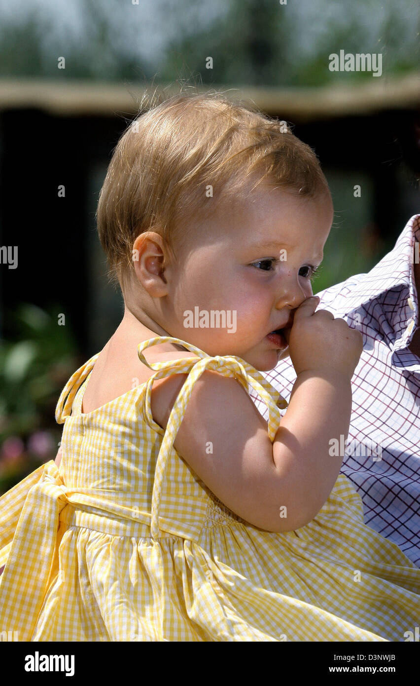 Princess Alexia sucks her thumb in the royal residence Roca Dei Draconie in Tavarnelle Val Di Pesa, Italy, Thursday, 06 July 2006. Photo: Royalpress/Nieboer (NETHERLANDS OUT) Stock Photo