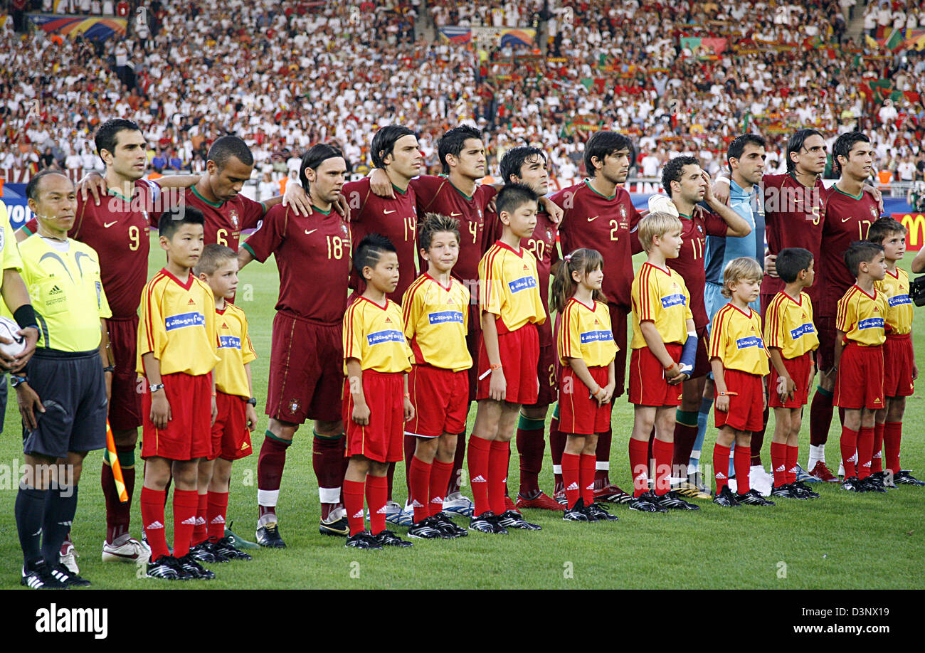 Portugal's players (L-R) Pauleta, Costinha, Maniche, Nuno Valente, Ricardo Costa, Deco, Paulo Ferreira, Simao Sabrosa, Ricardo, Fernando Meira, Cristiano Ronaldo photographed prior to the 3rd place match of the 2006 FIFA World Cup between Germany and Portugal in Stuttgart, Germany, Saturday 08 July 2006. Photo: RONALD WITTEK +++ Mobile Services OUT +++ Please refer to FIFA's terms  Stock Photo