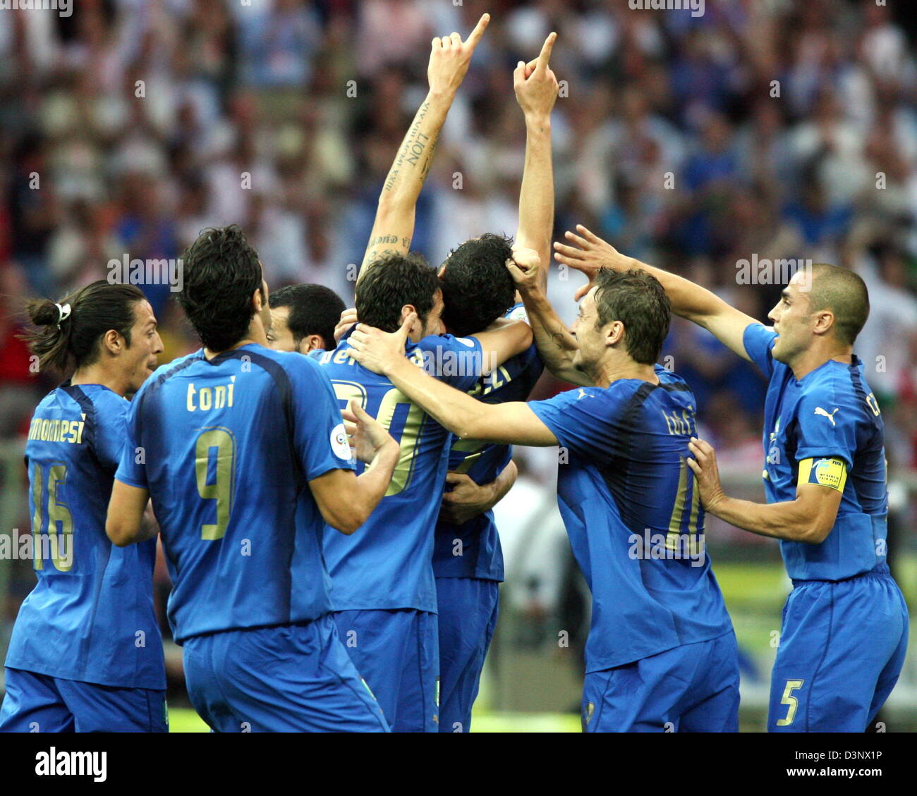 Marco Materazzi (C) from Italy celebrated by teammates after scoring the 1:1 draw during the final match of the 2006 FIFA World Cup Italy vs. France at the Olympic Stadium in Berlin, Germany, Sunday 09 July 2006. Photo: MICHAEL HANSCKE +++ Mobile Services OUT +++ Please refer to FIFA's Terms and Conditions Stock Photo