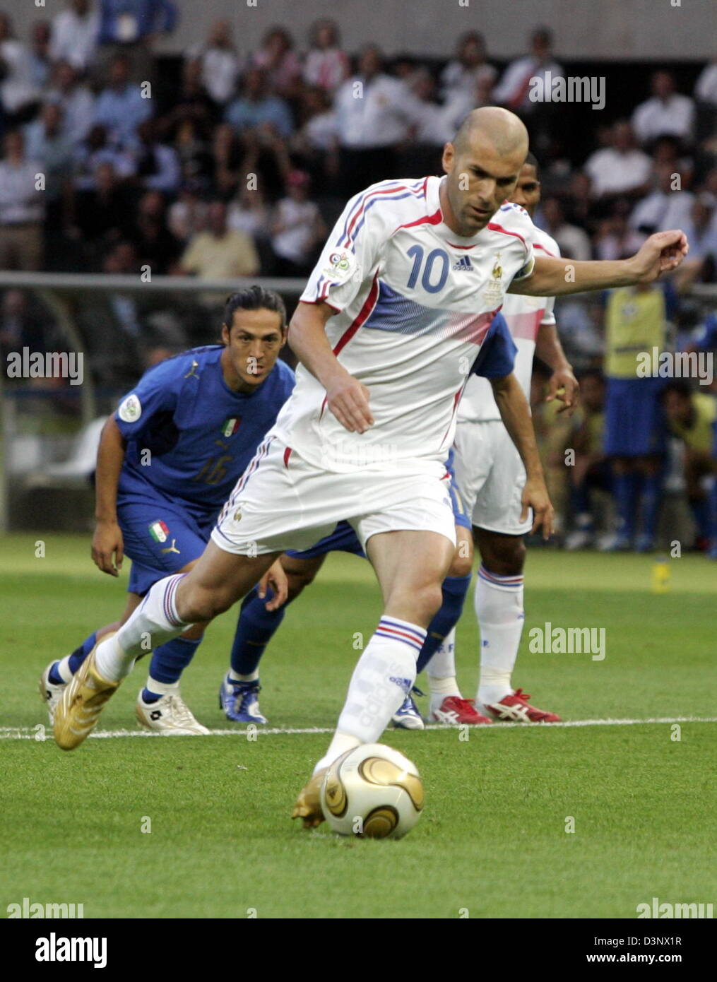 French Zinedine Zidane scores the penalty shot leading to the 1-0 during the final of the 2006 FIFA World Cup Italy vs. France at the Olympic Stadium in Berlin, Germany, Sunday 09 July 2006. Photo: ROLAND WEIHRAUCH +++ Mobile Services OUT +++ Please refer to FIFA's Terms and Conditions. Stock Photo