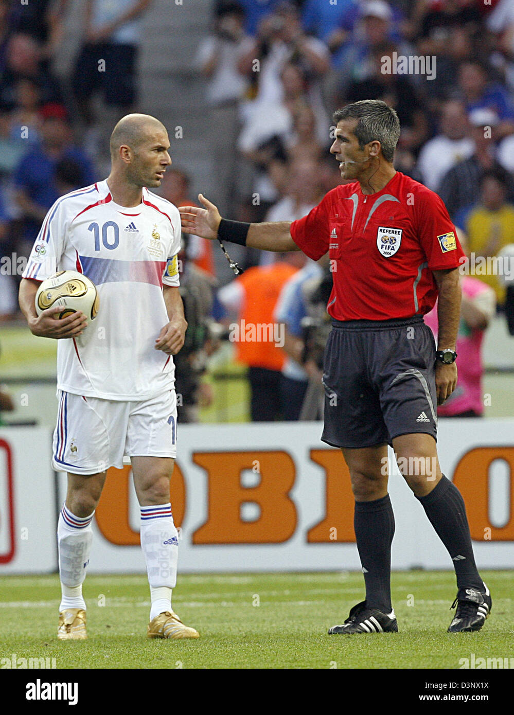 French Zinedine Zidane (L) talks to Argentinian referee Horacio Elizondo (R) during the final of the 2006 FIFA World Cup  Italy vs. France at the Olympic Stadium in Berlin, Germany, Sunday 09 July 2006. Photo: KAY NIETFELD +++ Mobile Services OUT +++ Please refer to FIFA's Terms and Conditions. Stock Photo