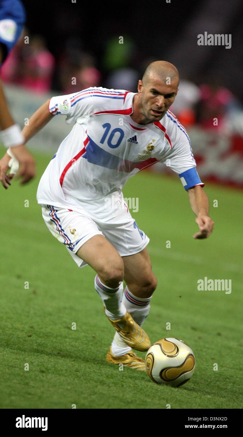 Zinedine Zidane from France controls the ball during the final of the 2006 FIFA World Cup Italy vs. France at the Olympic Stadium in Berlin, Germany, Sunday 09 July 2006. Photo: MICHAEL HANSCKE +++ Mobile Services OUT +++ Please refer to FIFA's Terms and Conditions Stock Photo