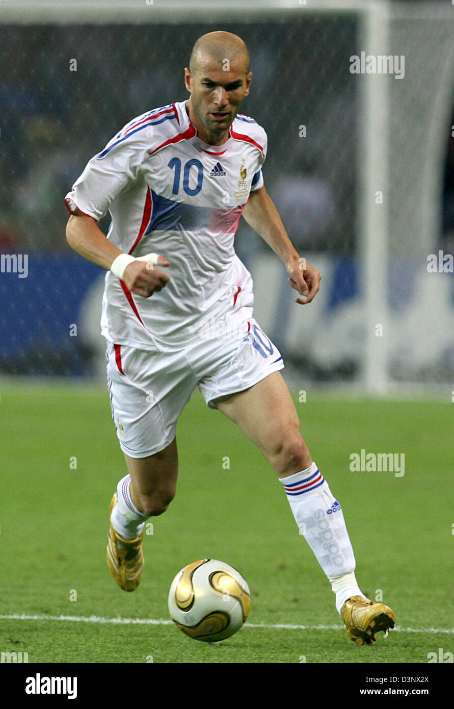 Zinedine Zidane from France controls the ball during the final of the 2006 FIFA World Cup Italy vs. France at the Olympic Stadium in Berlin, Germany, Sunday 09 July 2006. Photo: OLIVER BERG +++ Mobile Services OUT +++ Please refer to FIFA's Terms and Conditions Stock Photo