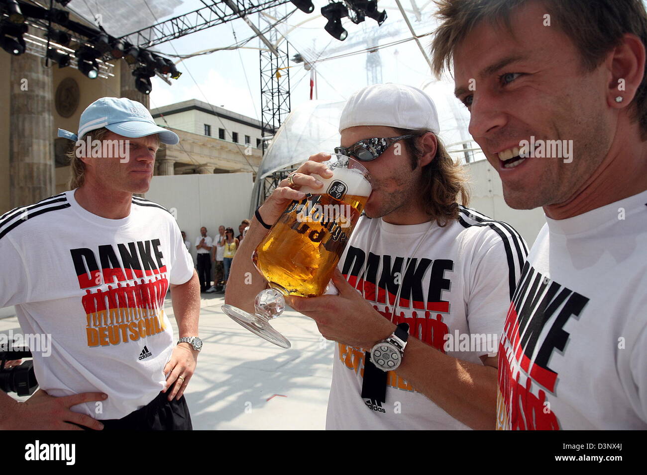 German midfielder Torsten Frings (C) drinks the beer of Oliver Kahn (C ...