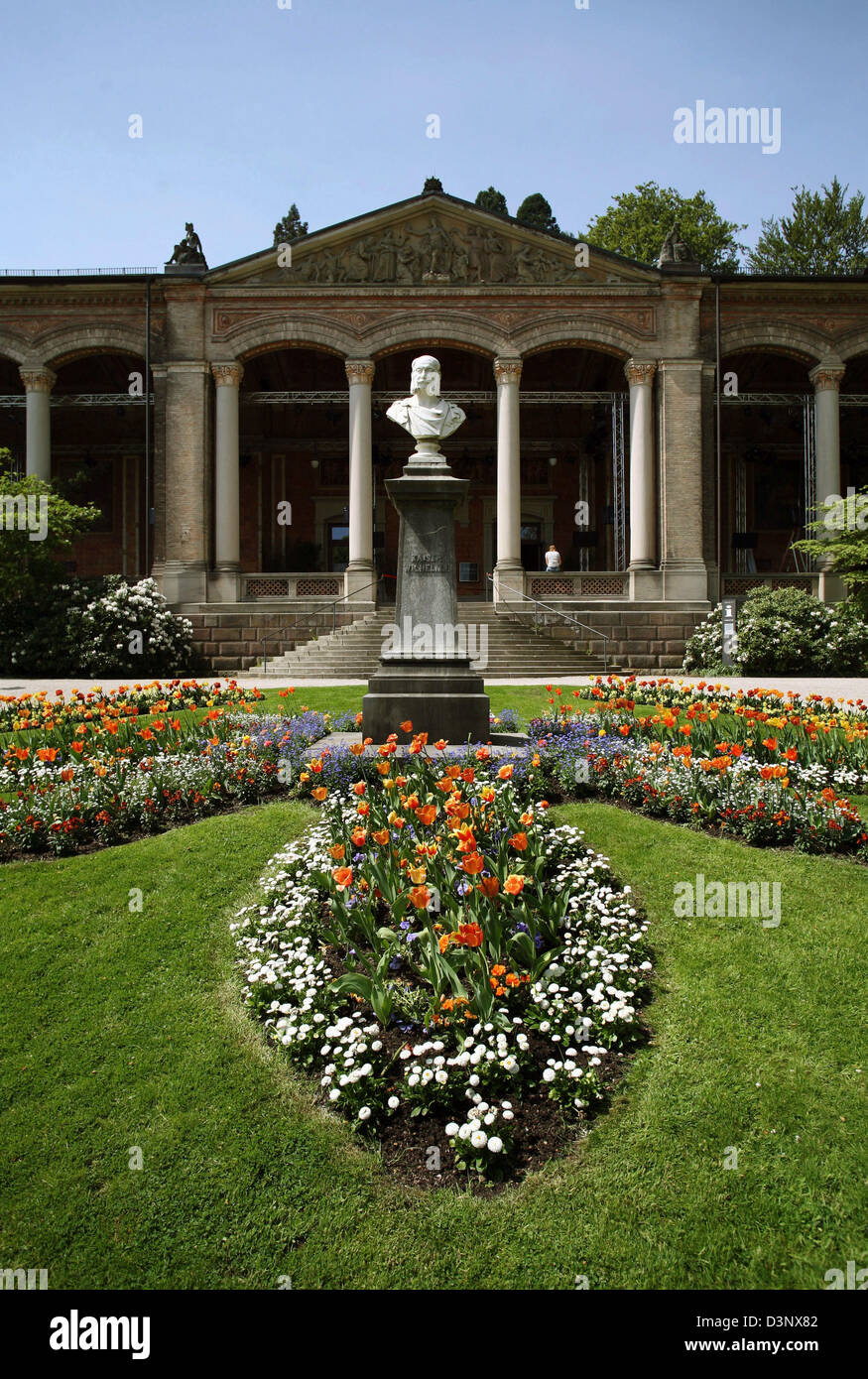 The photo shows the 'Kaiser Wilhelm-Denkmal' (monument) in front of the pump room in Baden-Baden, Germany, 01 June 2006. The pump room was built according to plans of Heinrich Huebsch in 1842. 16 corinthian columns support the 90m long open entrance hall with 14 wall paintings. Photo: Uli Deck Stock Photo