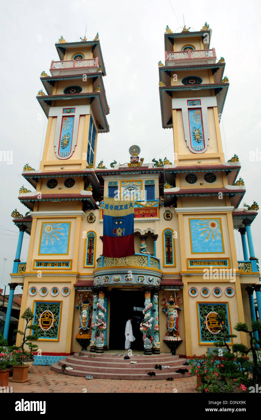 The photo shows the colourful temple of the Cao Dai-Religion in Ben Luc near Ho Chi Minh City, Vietnam, 27 February 2006. After Buddhism and Catholicism, Caodaism is the third biggest religion in the country. It combines elements of Asian and Christian beliefs. Photo: Christine Kokot Stock Photo