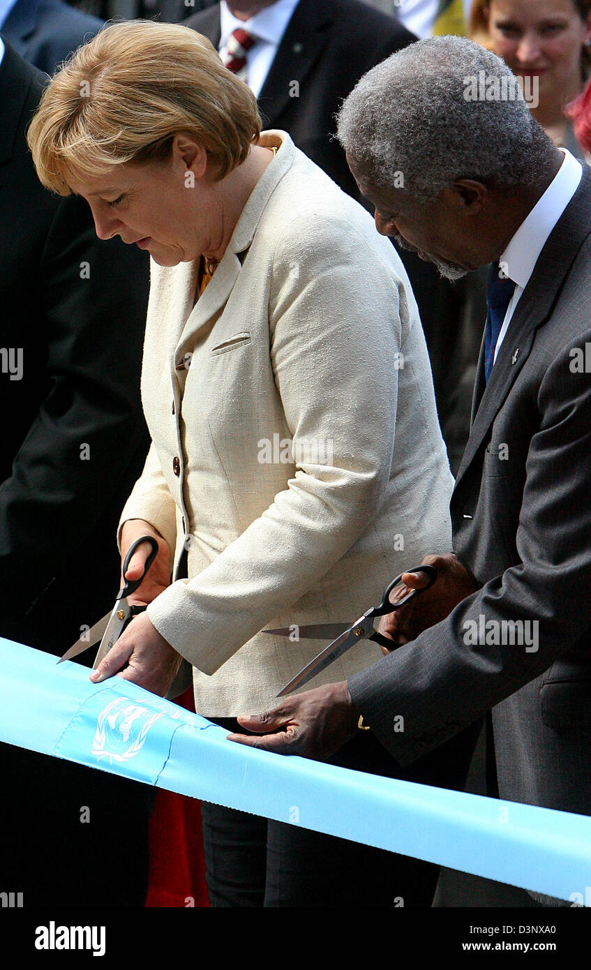 United Nations (UN) Secretary-General Kofi Annan (R) and German Chancellor Angel Merkel (L) cut the ribbon to the inauguration of the Langer Eugen centre of the UN-Campus in Bonn, Germany Tuesday, 11 July 2006. Photo: Felix Heyder Stock Photo