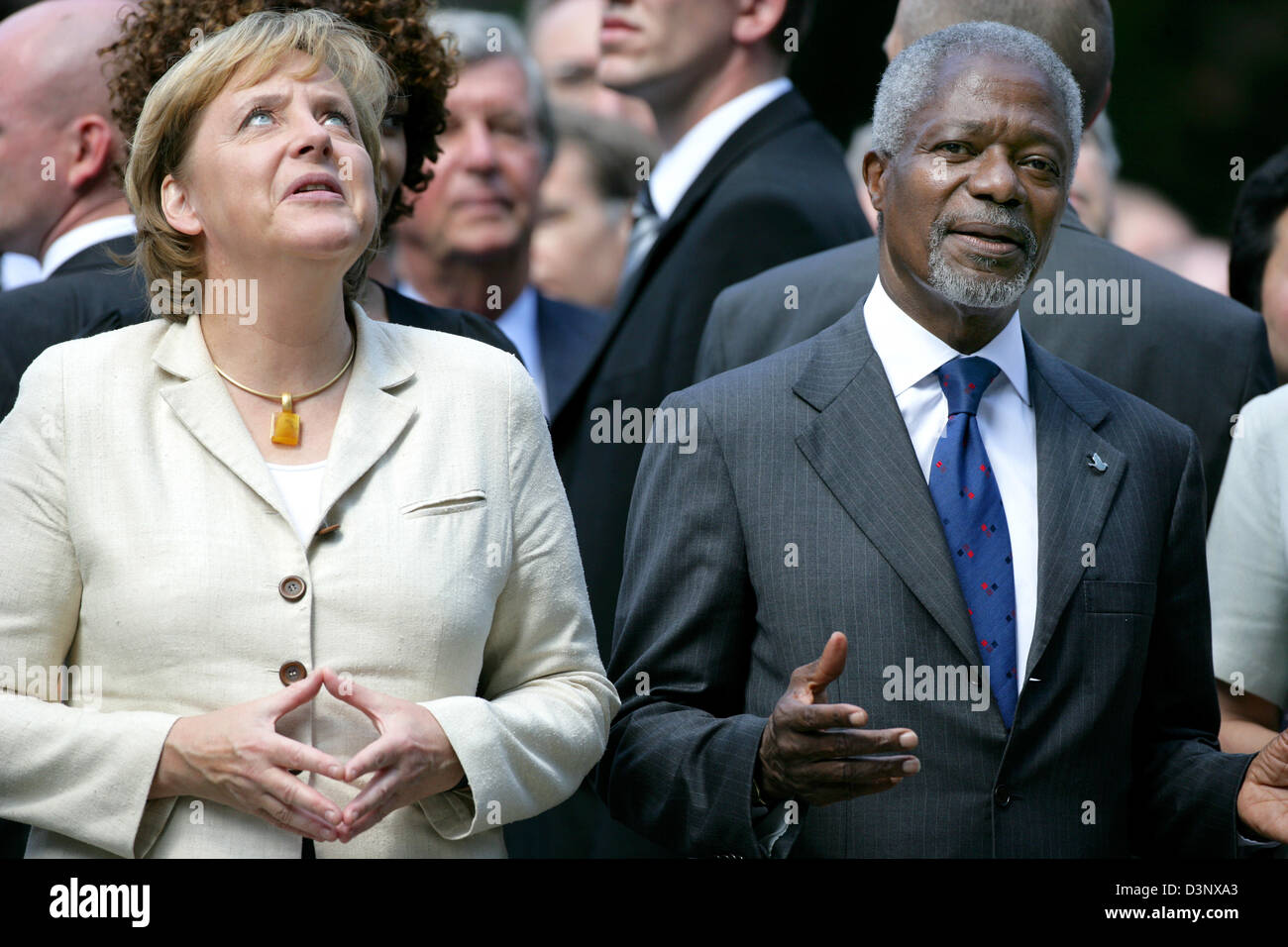 United Nations (UN) Secretary-General Kofi Annan (R) and German Chancellor Angel Merkel (L) cut the ribbon to the inauguration of the Langer Eugen centre of the UN-Campus in Bonn, Germany Tuesday, 11 July 2006. Photo: Rolf Vennenbernd Stock Photo